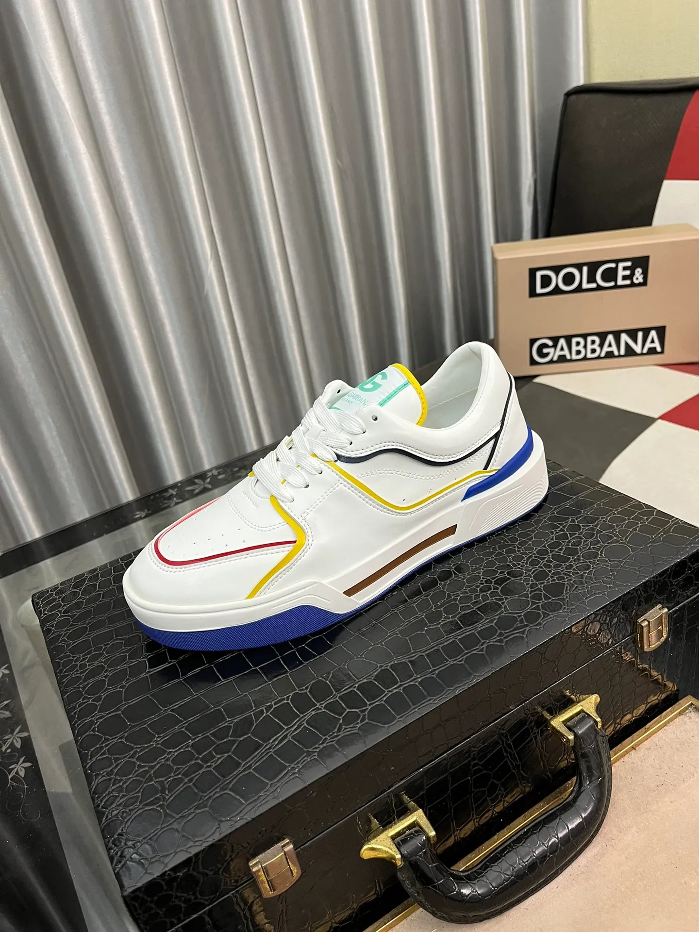 Men's men's shoes💰480⌚️⌚️◾️▫️DG high-end boutique couple👫casual sneakers! The contrasting color design is eye-catching, fashionable and versatile, and can add luster to various looks. The exquisite design with unique dynamic vitality and modern atmosphere shows modern elegance.  Size: 35-46